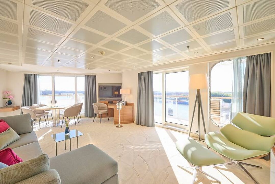 Zwei Grand Penthouse Suiten verkörpern dank grüner Akzente zeitlose Eleganz, © Hapag-Lloyd Cruises/Wyrwa