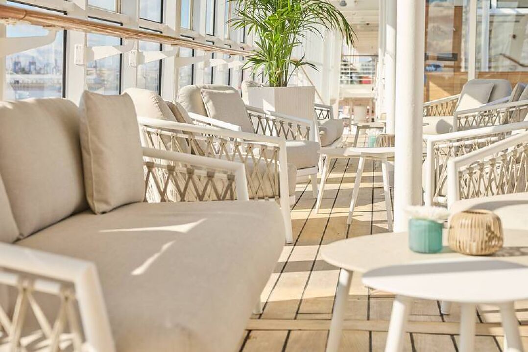 Moderne Lounge-Möbel laden auf dem Pooldeck zum Verweilen ein, © Hapag-Lloyd Cruises/Wyrwa